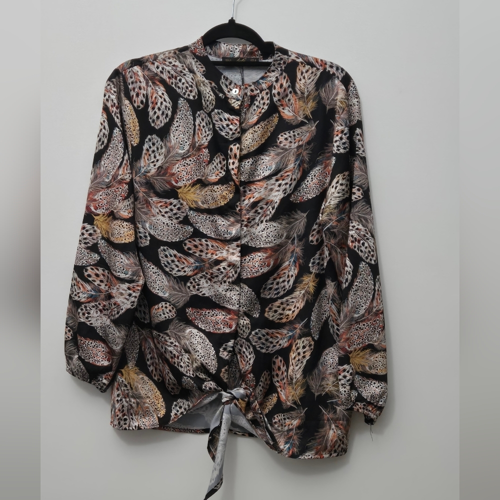 🥊NEW - Feather Pattern Blouse - bebe PLUS